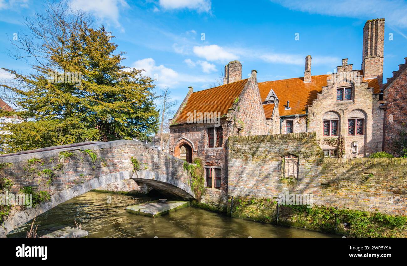 Kanalbrücke im historischen Stadtzentrum von Brügge, Belgien. Stockfoto