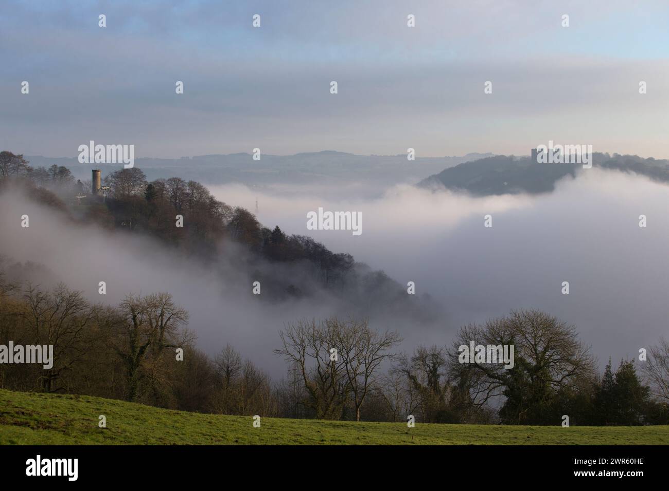 20/01/17 nach Tagen des düsteren Wetters taucht der blaue Himmel über dem Victoria Prospect Tower und Riber Castle (rechts) auf, wie er als cl durch den Nebel stochst Stockfoto