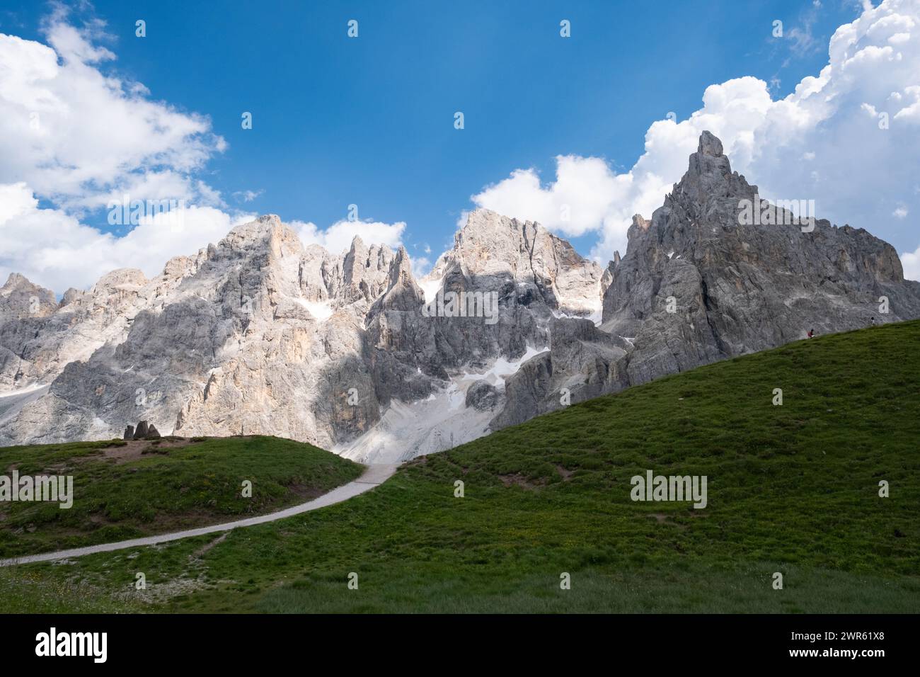 Der auf 1980 Metern über dem Meeresspiegel gelegene Passo Rolle verbindet San Martino di Castrozza mit den anderen Dolomitentälern Stockfoto