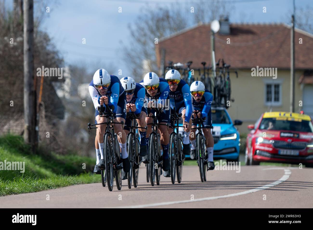 Das Israel - Premier Tech Team tritt im Paris-Nizza Stage 3 Team Time Trial an Stockfoto