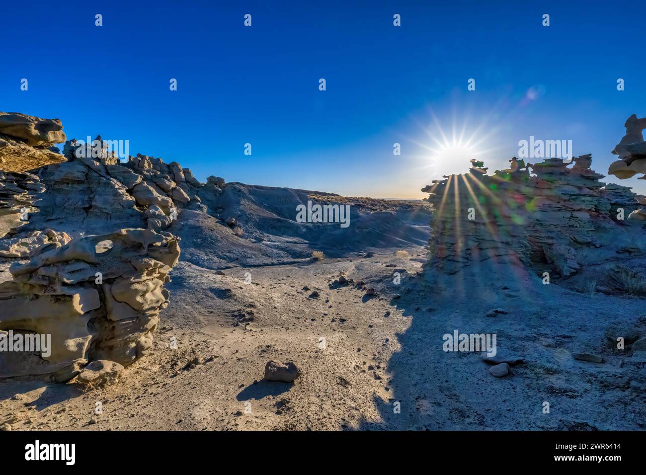 Der glatte Sand und die hoch aufragenden Felsformationen in einer Wüstenlandschaft: Fantasy Canyon in Utah Stockfoto