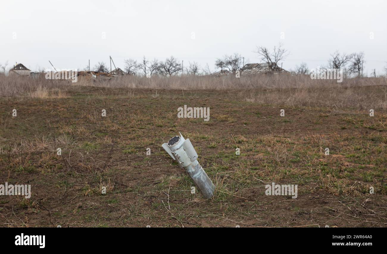 MYKOLAIV Reg, UKRAINE - 2. März 2024: Krieg in der Ukraine. Eine nicht explodierte russische Rakete in einem Feld am Rande eines Dorfes in der Region Mykolajew. Stockfoto