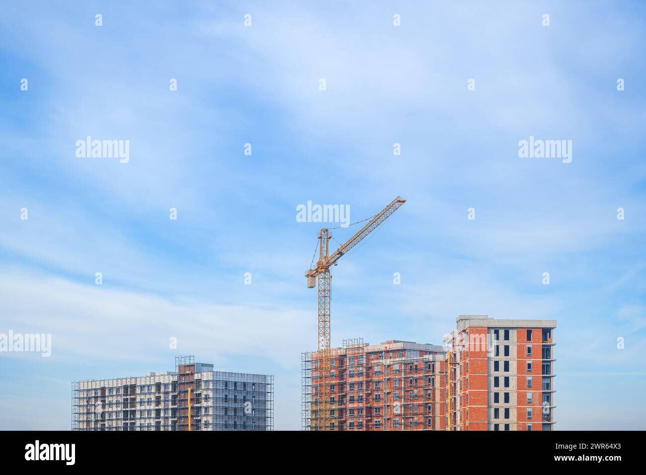 Baustelle, Wohnbauprojektentwicklung und Baukran mit Kopierraum Stockfoto