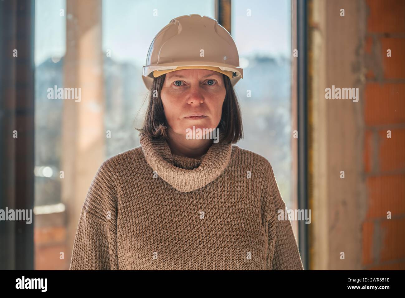 Porträt einer Architektin auf der Baustelle während des Inspektionsverfahrens, selektiver Fokus Stockfoto