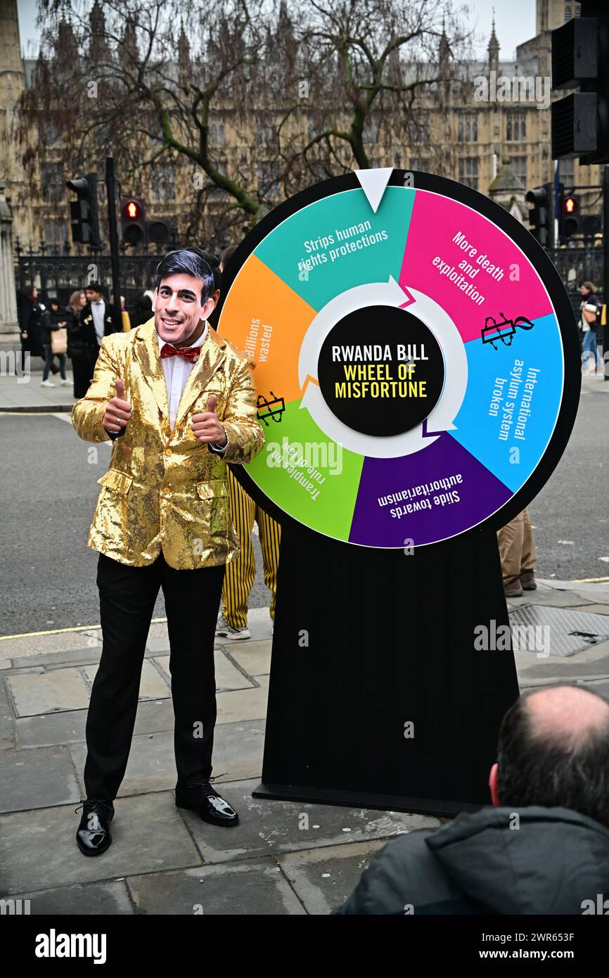 Parliament Square, LONDON, ENGLAND, 11. MÄRZ 2024. Amnesty International führte eine Demonstration gegen das Ruanda-Gesetz mit einem Mann mit einer Rishi-Sunak-Maske durch. Die morgige Aussprache im Parlament findet statt. Amnesty International behauptet, dass die Rechtsstaatlichkeit am Parliament Square in London, Großbritannien, verletzt wurde. Quelle: Siehe Li/Picture Capital/Alamy Live News Stockfoto