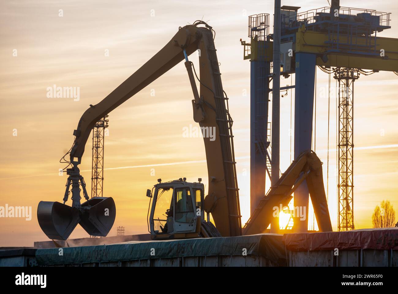 Entladung von Getreide in einem Seehafen Stockfoto