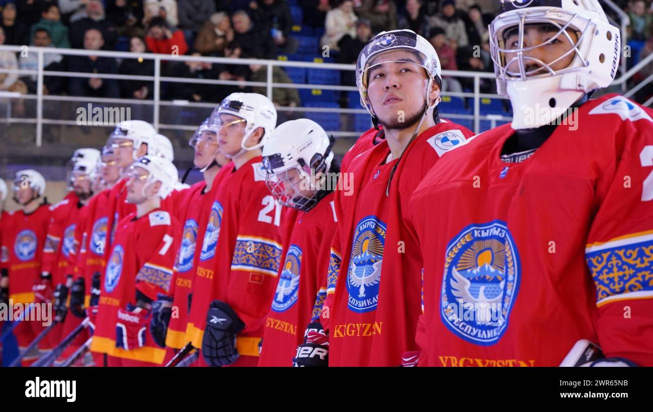 Bischkek, Kirgisistan. März 2024. Die Spieler Kirgisistans stellen sich vor dem Eishockey-WM-Spiel der Division III Gruppe A 2024 zwischen Kirgisistan und Thailand in Bischkek, Kirgisistan, am 10. März 2024 an. Quelle: Roman Gainanov/Xinhua/Alamy Live News Stockfoto