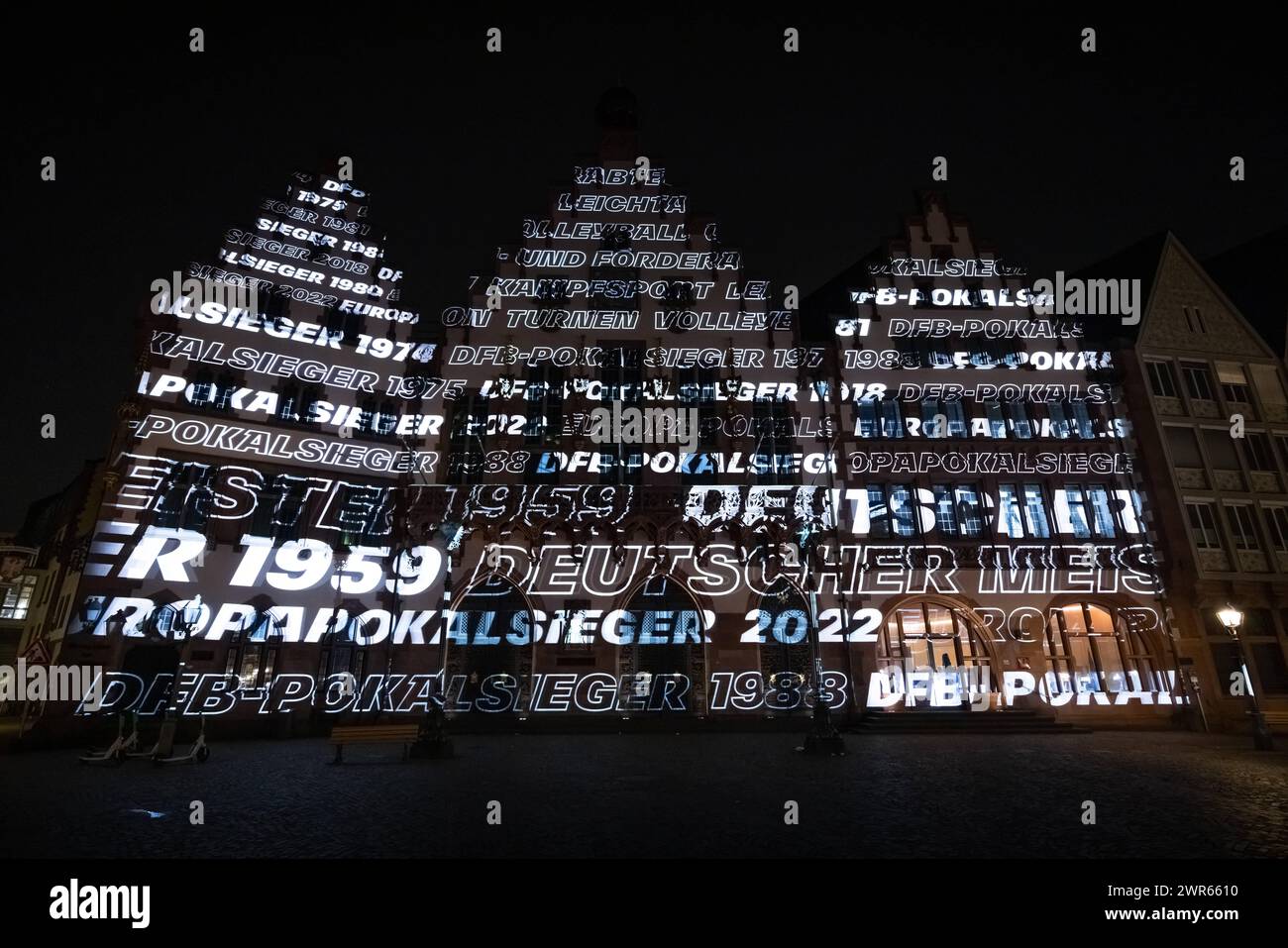 125 Jahre Eintracht Frankfurt Anlässlich des 125-jährigen Vereinsjubiläums von Eintracht Frankfurt zeigt eine Videoinstallation auf der Fassade des Römers die Vereinsgeschichte mit den größten sportlichen Erfolgen. Frankfurt am Main Römerberg Hessen Deutschland *** 125 Jahre Eintracht Frankfurt anlässlich des 125-jährigen Bestehens der Eintracht Frankfurt zeigt eine Videoinstallation an der Fassade des Römers die Vereinsgeschichte mit ihren größten Sporterfolgen Frankfurt am Main Römerberg Hessen Deutschland 2024-03-10 125-Jahre-Eintracht 06 Stockfoto