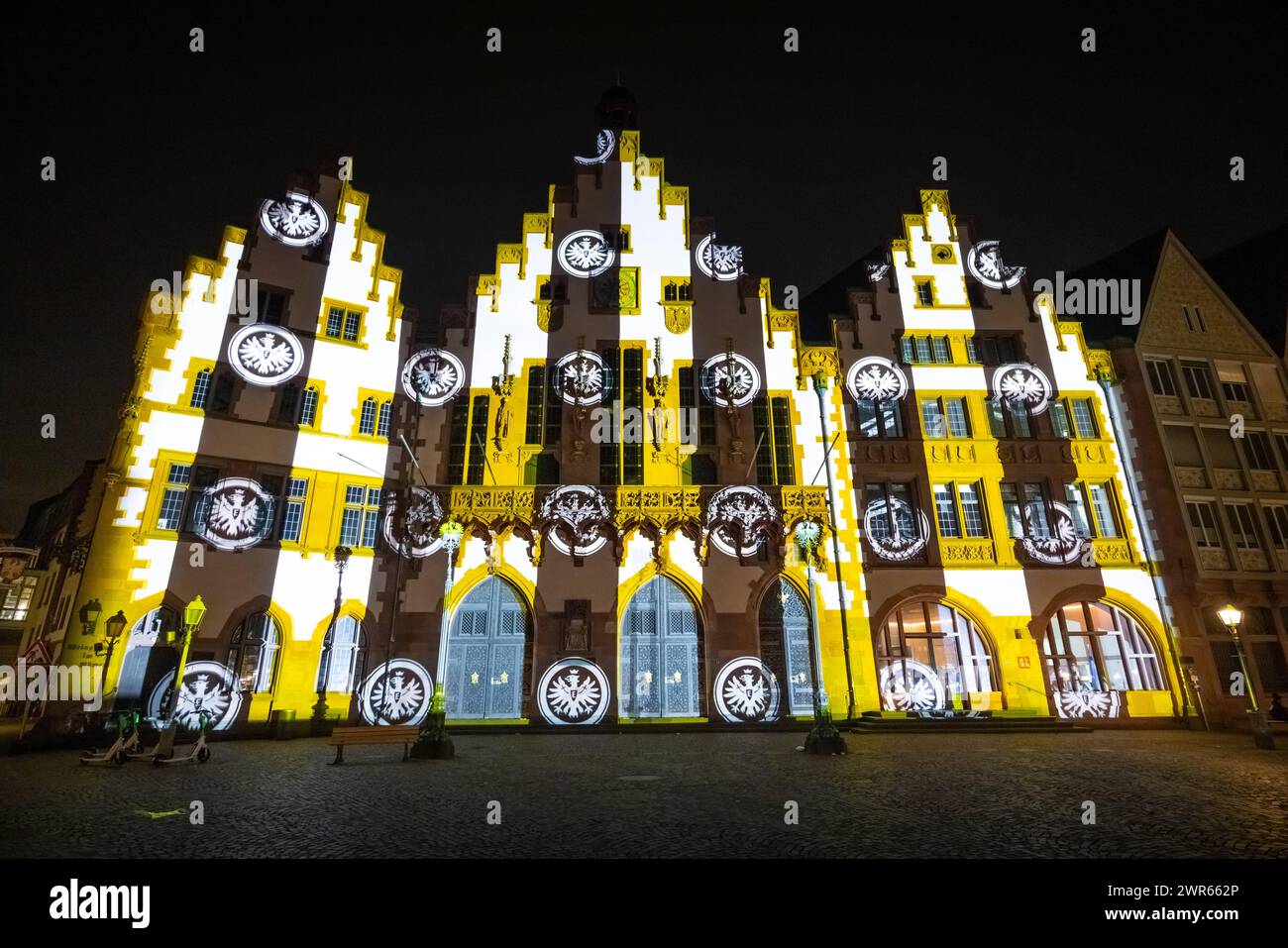 125 Jahre Eintracht Frankfurt Anlässlich des 125-jährigen Vereinsjubiläums von Eintracht Frankfurt zeigt eine Videoinstallation auf der Fassade des Römers die Vereinsgeschichte mit den größten sportlichen Erfolgen. Frankfurt am Main Römerberg Hessen Deutschland *** 125 Jahre Eintracht Frankfurt anlässlich des 125-jährigen Bestehens der Eintracht Frankfurt zeigt eine Videoinstallation an der Fassade des Römers die Vereinsgeschichte mit ihren größten Sporterfolgen Frankfurt am Main Römerberg Hessen Deutschland 2024-03-10 125-Jahre-Eintracht 11 Stockfoto