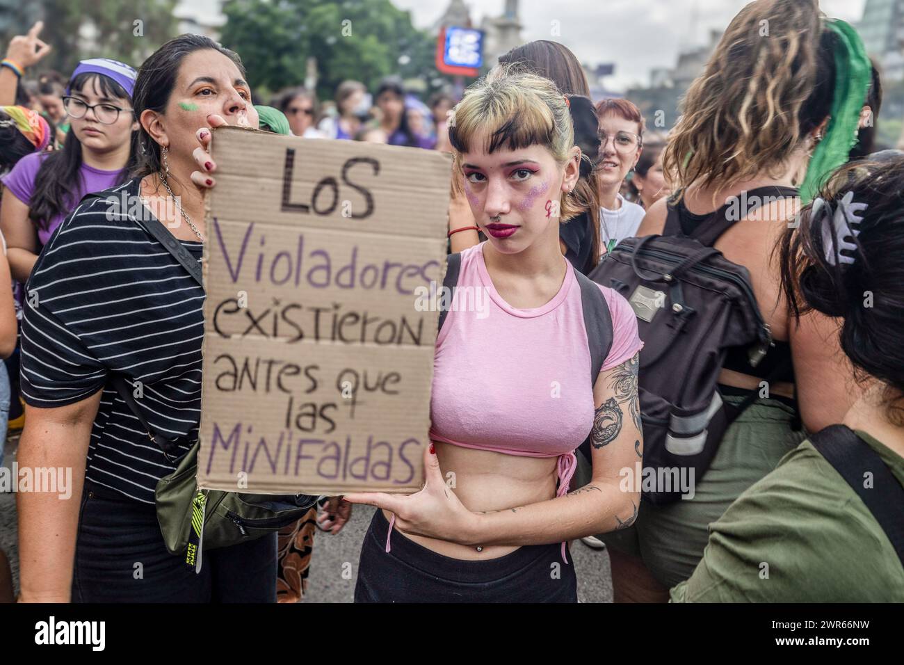 8. März 2024 in Buenos Aires, Buenos Aires, Argentinien: Eine junge Frau zeigt während des Internationalen Frauentages ein Schild mit der Aufschrift „Vergewaltiger existierten vor Miniröcke“. Tausende Frauen versammelten sich zum Internationalen Frauentag auf dem Nationalkongress in Buenos Aires. Die Kolonnen der Aktivisten kamen um 16:00 Uhr an. Einige der ausgewählten Slogans waren „A la violencia machista, feminismo“, „ni un paso atrÃs“, „fuimos marea, seremos Tsunami“ sowie Plakate, die die Regierung von Javier Milei kritisierten. Es gab auch grafische und performative Interventionen mit Musik und Tanz. (Cred Stockfoto