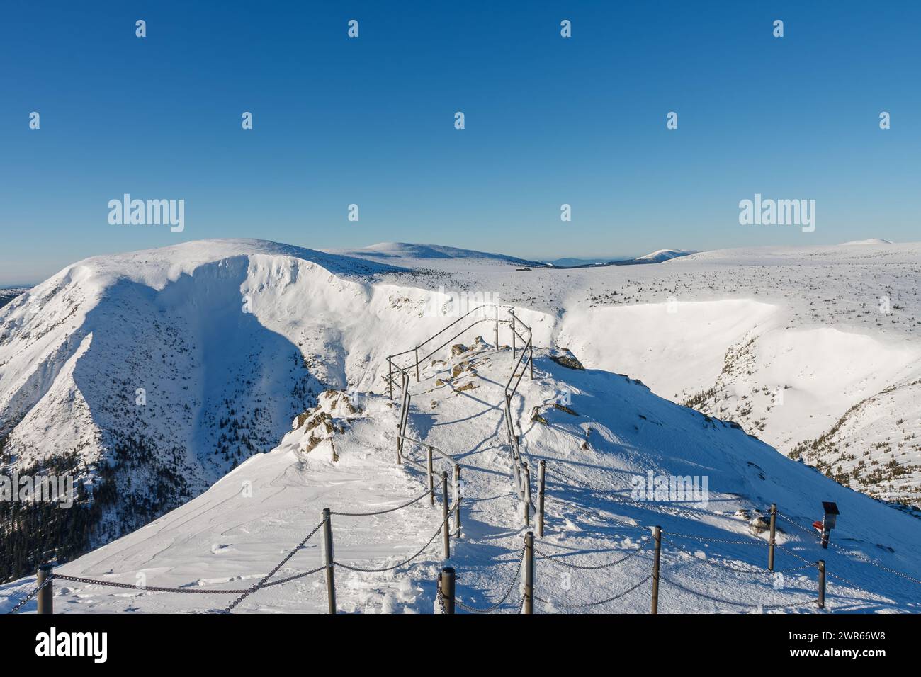 Wintermorgen, Stahlgeländerrohr mit Kette auf Gefahrenweg vom Schlesischen Haus nach Snezka, Berg an der Grenze zwischen Tschechien und Polan Stockfoto