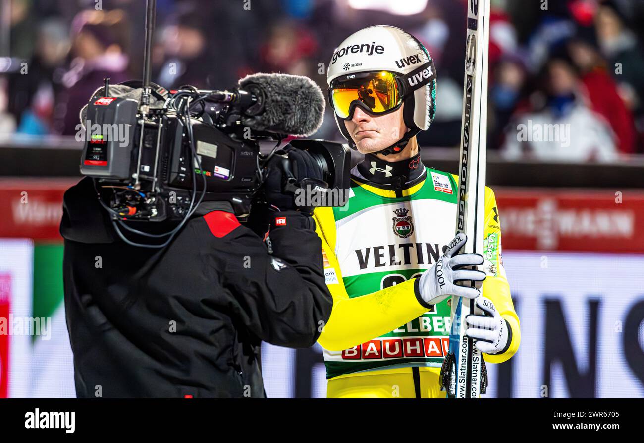 Viessmann Skispringen Weltcup Engelberg, Männer: Der slownische Skispringer Domen Prevc nach seinem Sprung von der Grosstitlisschanze. (Engelberg, Sch Stockfoto