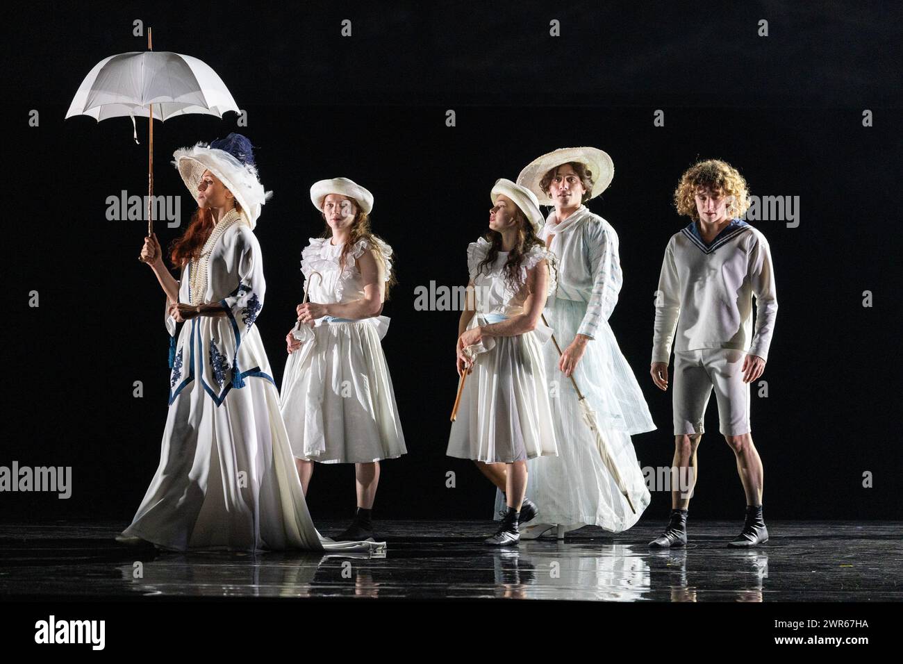 Die polnische Familie - l-r: Diana Salles (die polnische Mutter), Vilhelmiina Sinervo (Tochter 1), Selma Hellmann (Tochter 2), Riccardo Saggese (Gouvernante), Antony César (Tadzio) im TOD IN VENEDIG von Benjamin Britten an der Welsh National Opera, Wales Millennium Centre, Cardiff 07/03/2024 Dirigent: Leo Hussain Design: Nicola Turner Beleuchtung: Robbie Butler Videodesign: Sam Sharples Zirkusberater: Tom Rack Zirkusdesigner & Berater: Firenze Guidi Regie: Olivia Fuchs Stockfoto