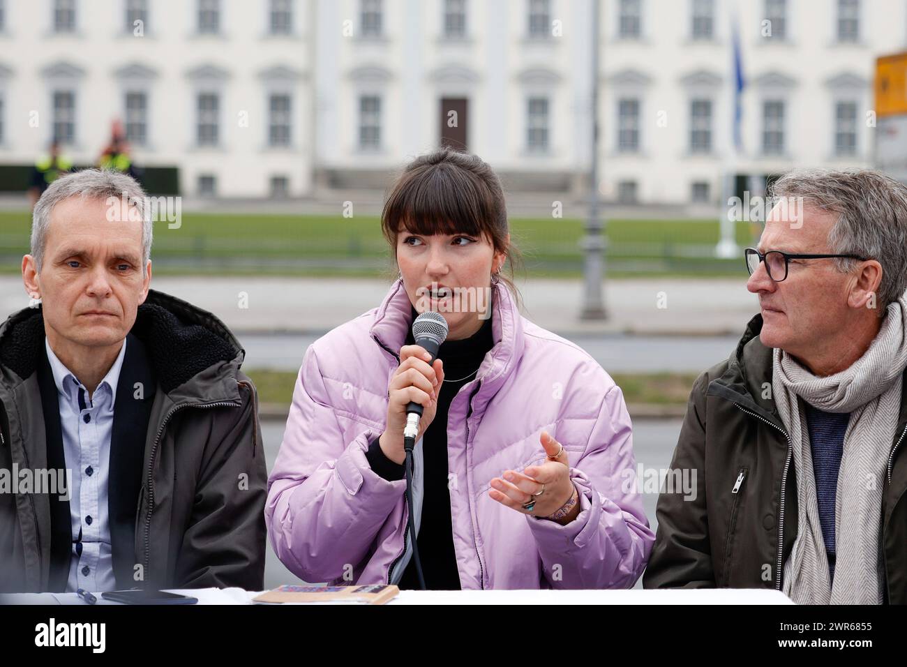 Berlin, Deutschland. März 2024. Carla Hinrichs, Sprecherin der letzten Generation, spricht auf einer Pressekonferenz zusammen mit Rolf Meyer (l), Diplom-Physiker und Co-Sprecher der letzten Generation, und Eberhard Räder (r), Landwirt und Unterstützer der letzten Generation, über die Strategieänderungen der Bewegung. Quelle: Carsten Koall/dpa/Alamy Live News Stockfoto