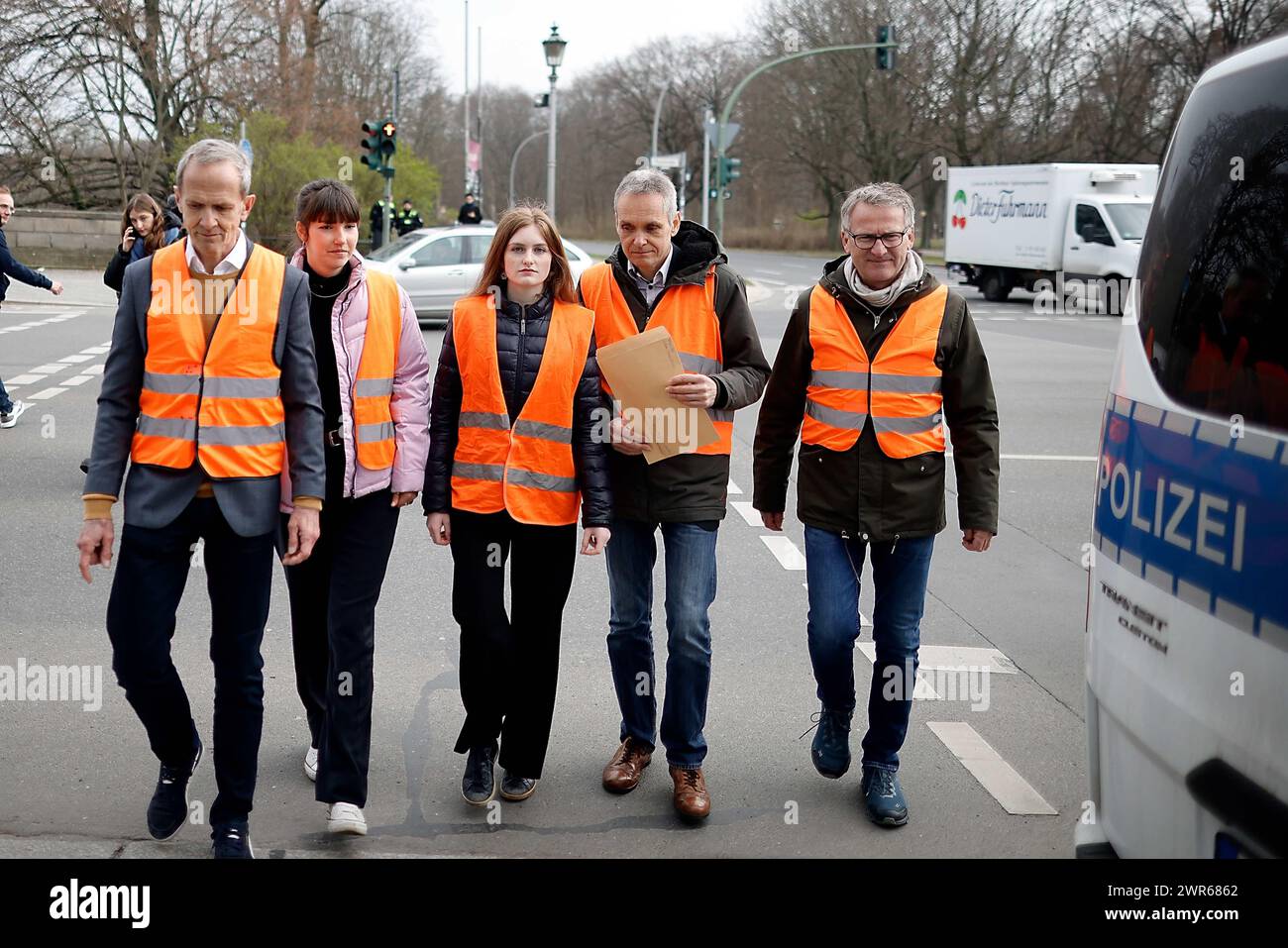 Berlin, Deutschland. März 2024. Carla Hinrichs (2. V. l.), Sprecherin der letzten Generation, Nikolaus Froitzheim (l.), Geologin und Unterstützerin der letzten Generation, Laura Bischoff (Mitte), Studentin und Unterstützerin der letzten Generation, und Rolf Meyer (2. v. R.), Diplom-Physiker und Mitsprecher der letzten Generation, sowie Eberhard Räder (R.), Bauer und Unterstützer der letzten Generation, gehen nach einer Pressekonferenz mit einem Brief in der Hand zum Bundespräsidenten zum Schloss Bellevue. Quelle: Carsten Koall/dpa/Alamy Live News Stockfoto