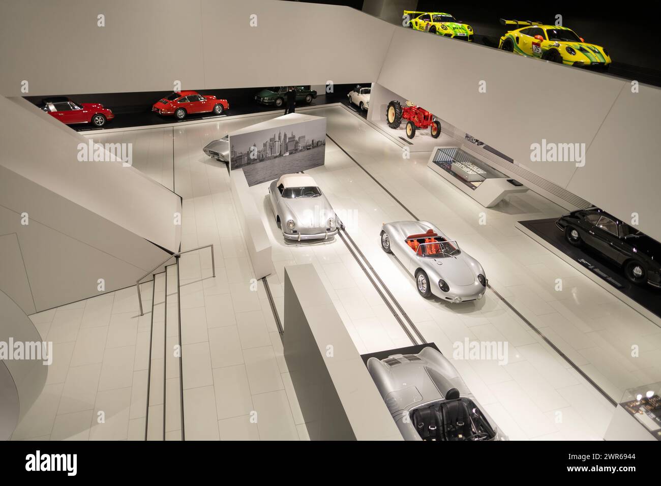 Oldtimer-Porsche-Oldtimer, Porsche-Museum, Automobil-Leidenschaft, Evolution-Sportwagen, Oldtimer-Autos im Retro-Stil, Geschichte Automobilbranche Stockfoto