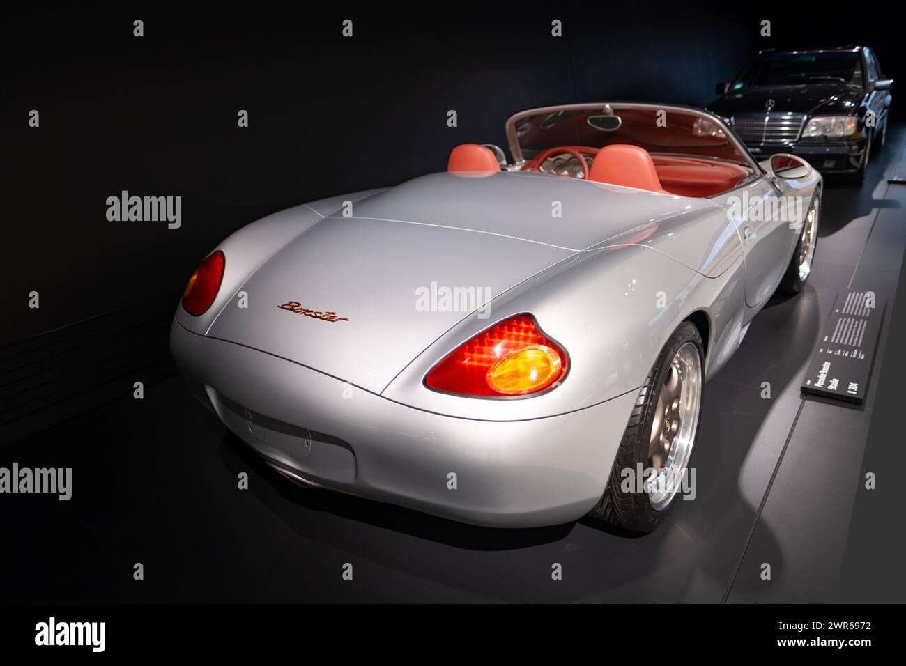 Silbernes Porsche Boxster Concept Car im Museum, schlanke Kurven und zeitloses Design, Sammlung klassischer Cabrios, Leidenschaft für Automobile, Geschichte Stockfoto