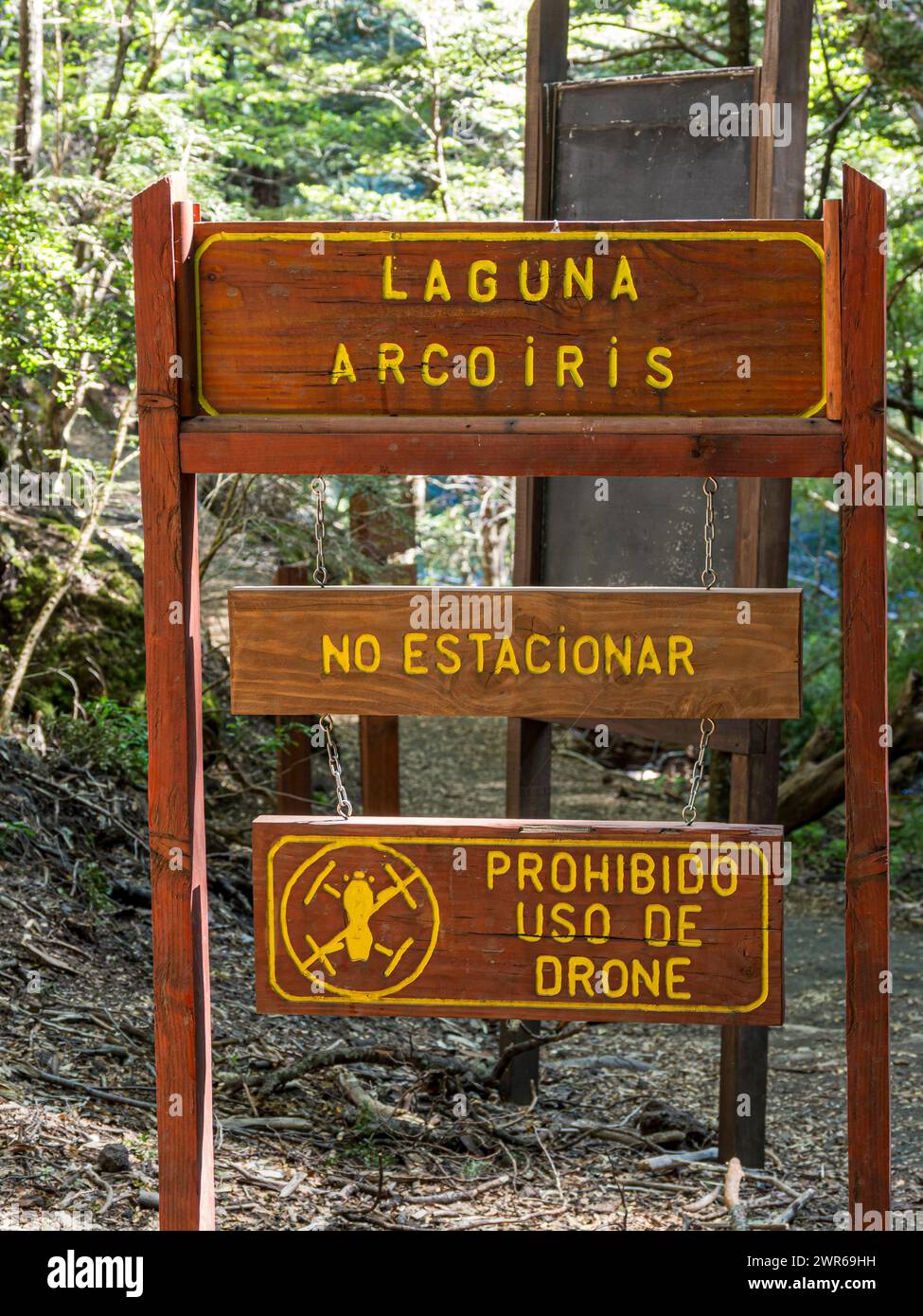 Informationsschild an der Laguna Arcoiris, Drohnenbenutzung nicht erlaubt, Parkverbotsschilder, Conguillio Nationalpark, Chile Stockfoto