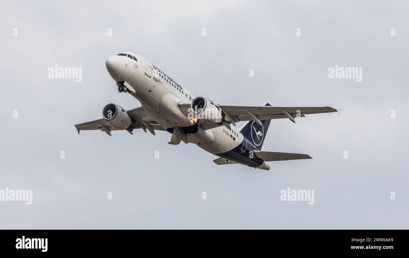 München, Deutschland - 2. Januar 2022: Ein Airbus A319-114 von Lufthansa startet vom Flughafen München. Registrierung: D-AILD. Stockfoto