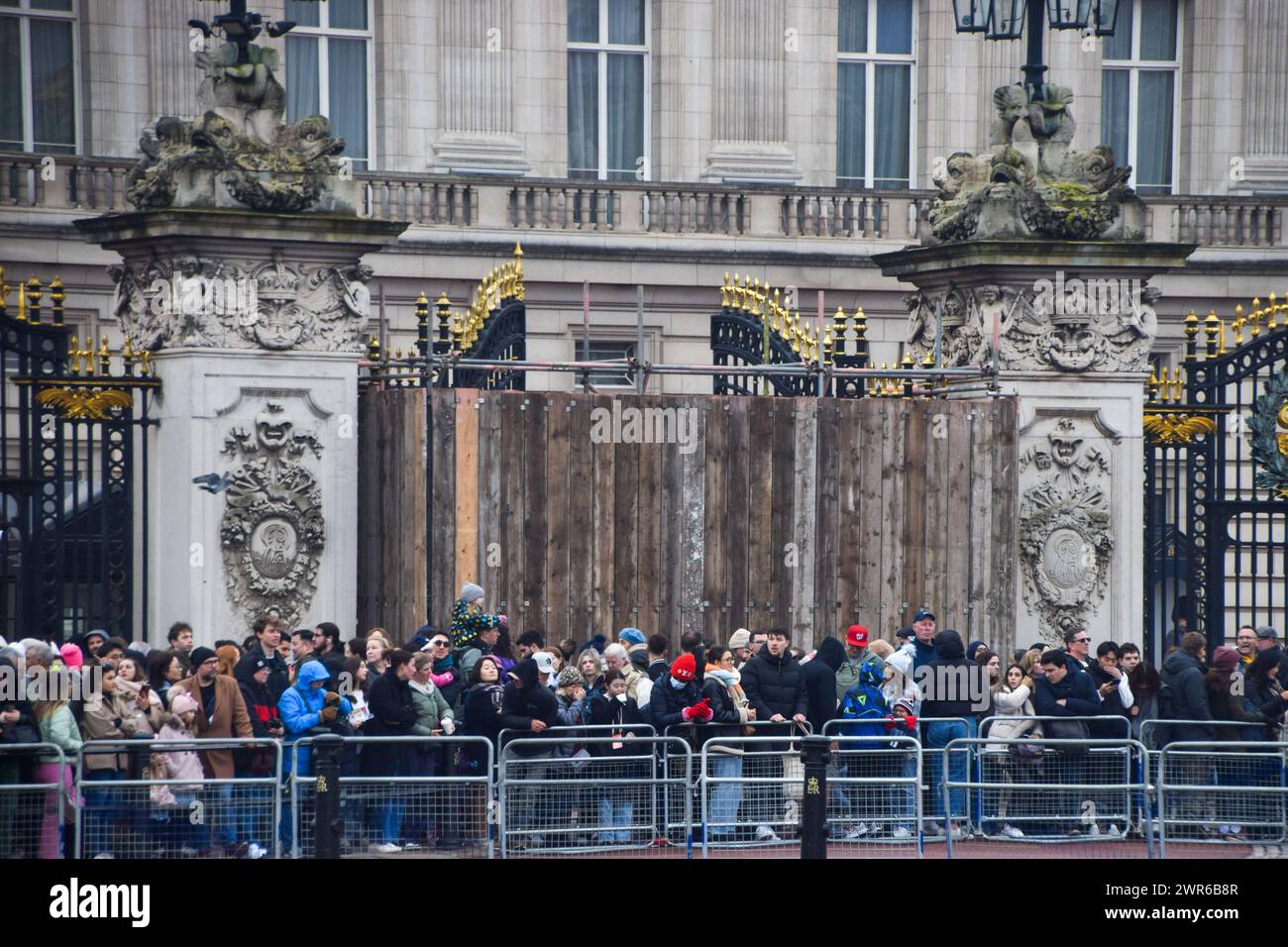 London, Großbritannien. März 2024. Gerüste vor dem Buckingham Palace, nachdem ein Mann ein Auto in ein Tor gestürzt hat. Der Mann wurde nach dem Vorfall am Wochenende verhaftet. Quelle: Vuk Valcic/Alamy Live News Stockfoto