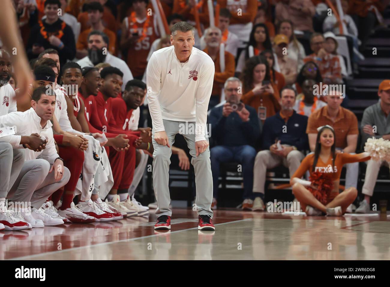 AUSTIN, TX - MARCH 09: Oklahoma Sooners head coach Porter Moser looks up court at play during the Big 12 college basketball game between Texas Longhorns and Oklahoma Sooners on March 9, 2024, at Moody Center in Austin, TX. (Photo by David Buono/Icon Sportswire) (Icon Sportswire via AP Images) Stockfoto
