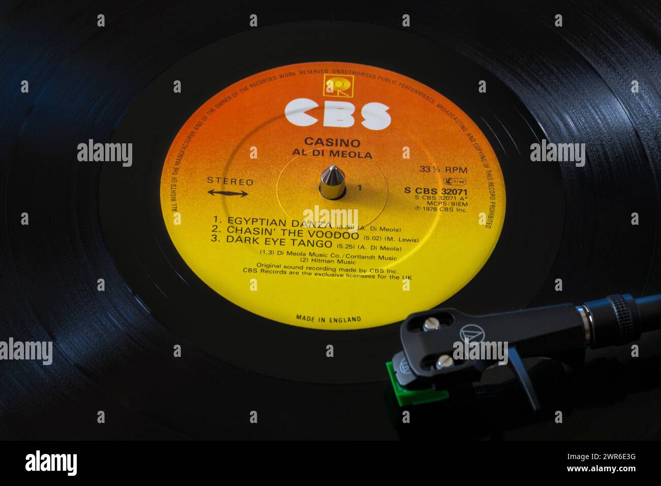 Al Di Meola Casino Vinyl-Album-LP mit Tonarm, Kartusche, Kopfschale und Stift auf Plattenspieler - 1978 Stockfoto