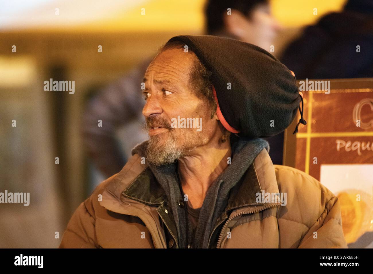 Ein älterer Rastafarier ohne Dach sitzt an der Bar und strahlt Weisheit und Widerstandsfähigkeit aus. Stockfoto