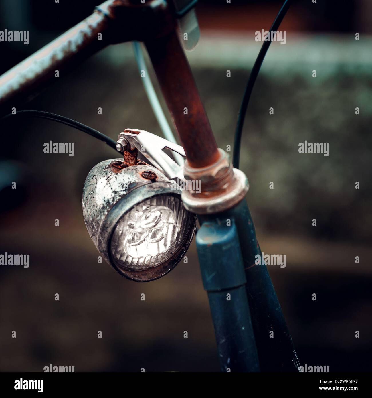 Nahaufnahme eines beschädigten Fahrradscheinwerfers Stockfoto