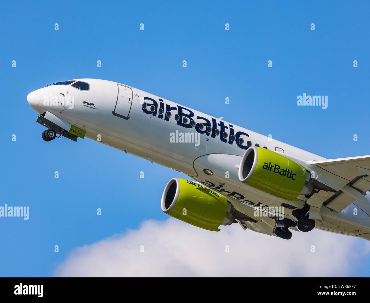 Ein Airbus A220-300 von Air Baltic startete vom Flughafen München. Registrierung YL-CSA. (München, Deutschland, 26.05.2022) Stockfoto