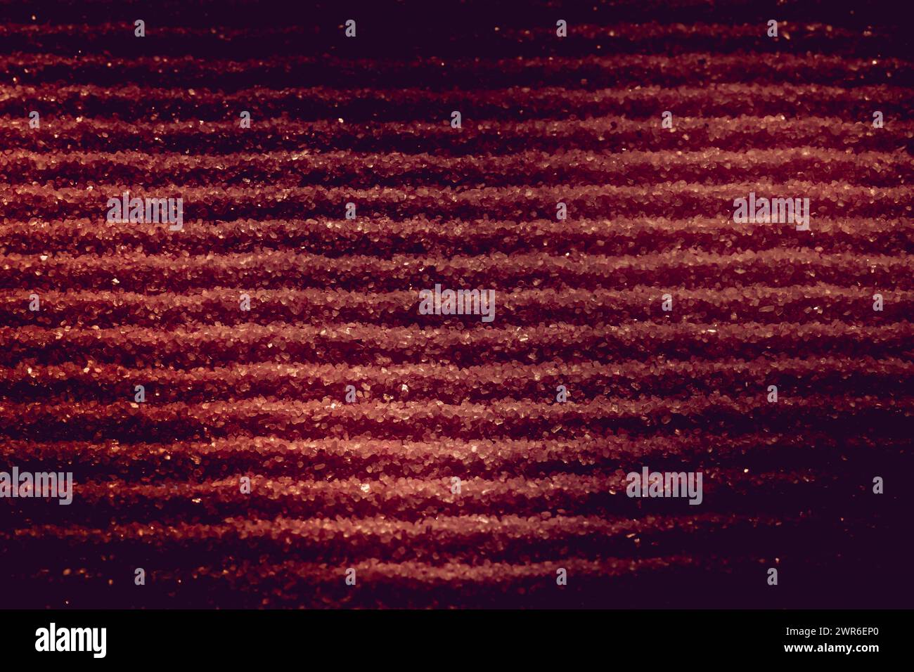 Nahtloses Muster mit horizontalen Streifen aus glitzerndem Sandhintergrund mit mistischem rotem Glitzer Stockfoto