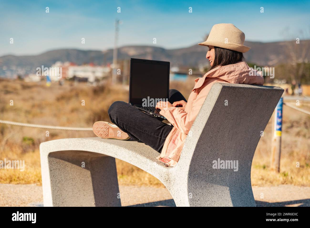 Reisende mit ihrem Laptop an der Mittelmeerküste von Barcelona. Stockfoto