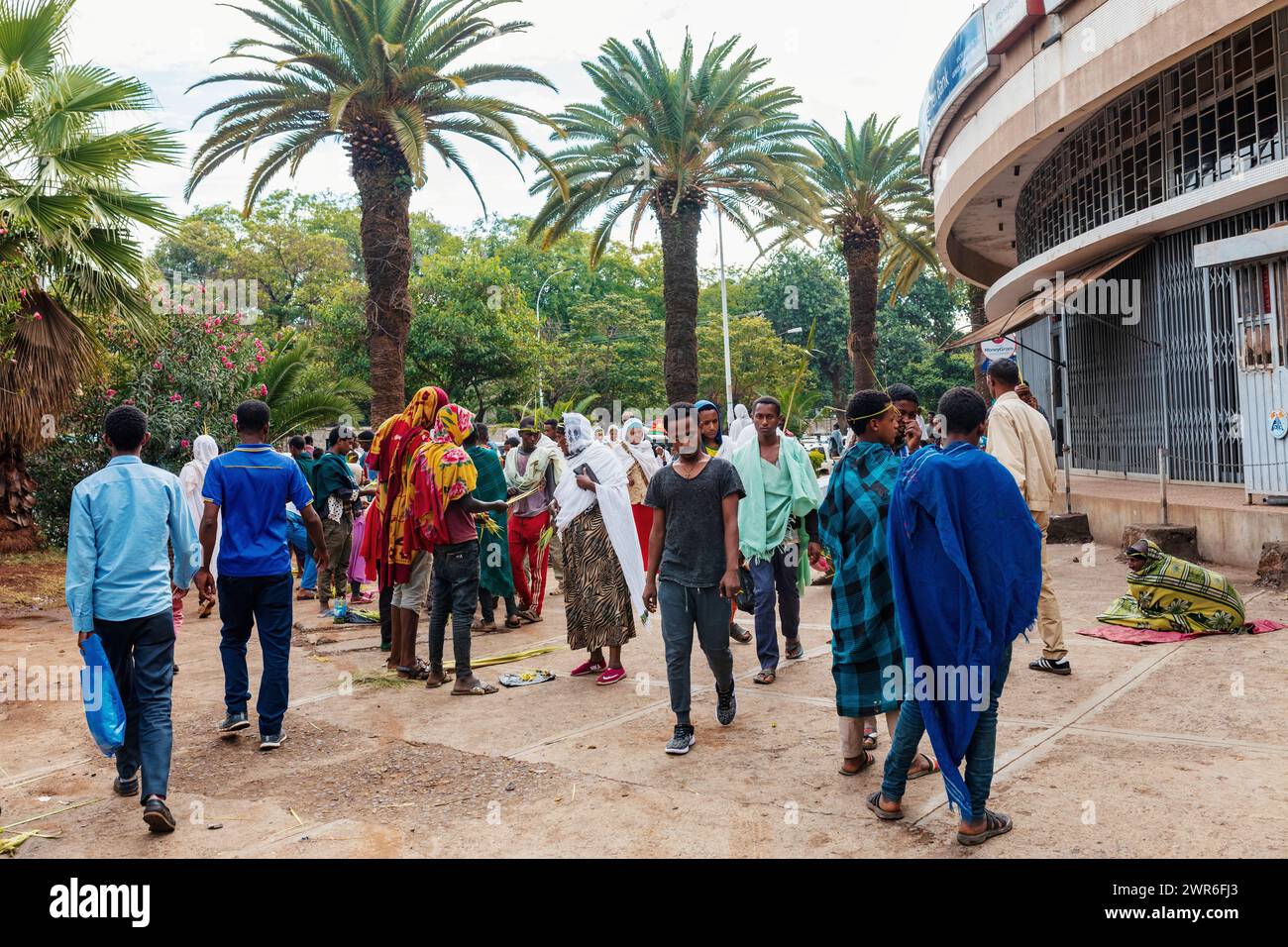Bahir dar, Äthiopien - 21. April 2019: In Bahir dar feiern die Völker die Straßen, Frauen in weißen Tüchern, die den Trad widerspiegeln Stockfoto