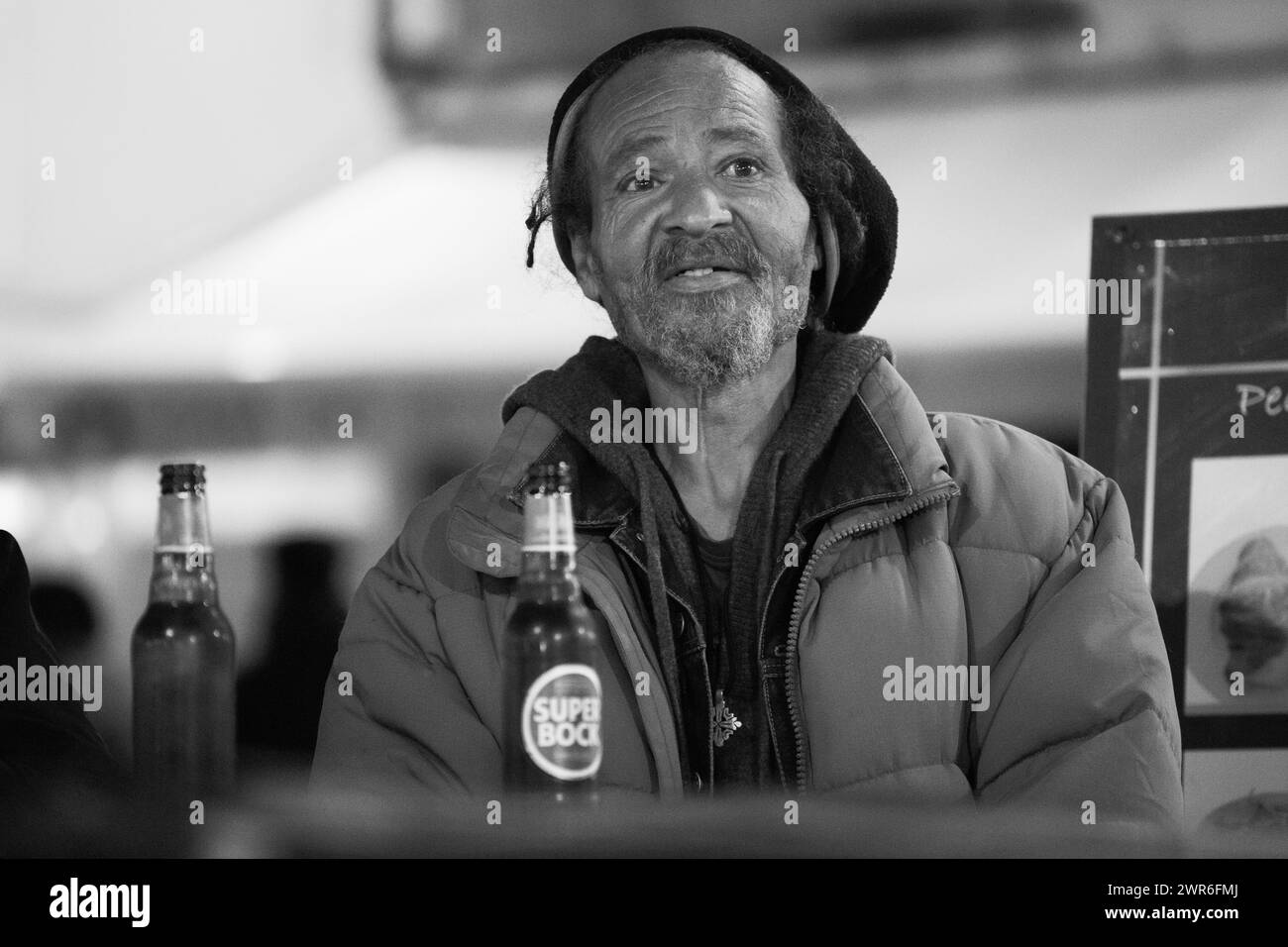 Ein älterer Rastafarier ohne Dach sitzt an der Bar und strahlt Weisheit und Widerstandsfähigkeit aus. Stockfoto