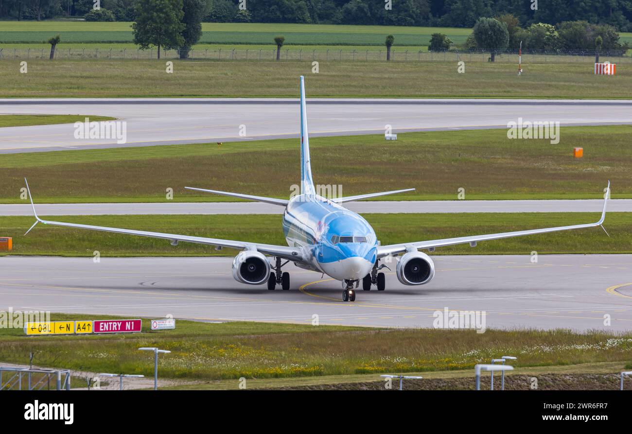 Eine Boeing 737-800 von TUI Fly rollt nach der Landung auf dem Flughafen München zum Terminal. Kennung: D-ATYJ. (München, Deutschland, 29.05.2022) Stockfoto