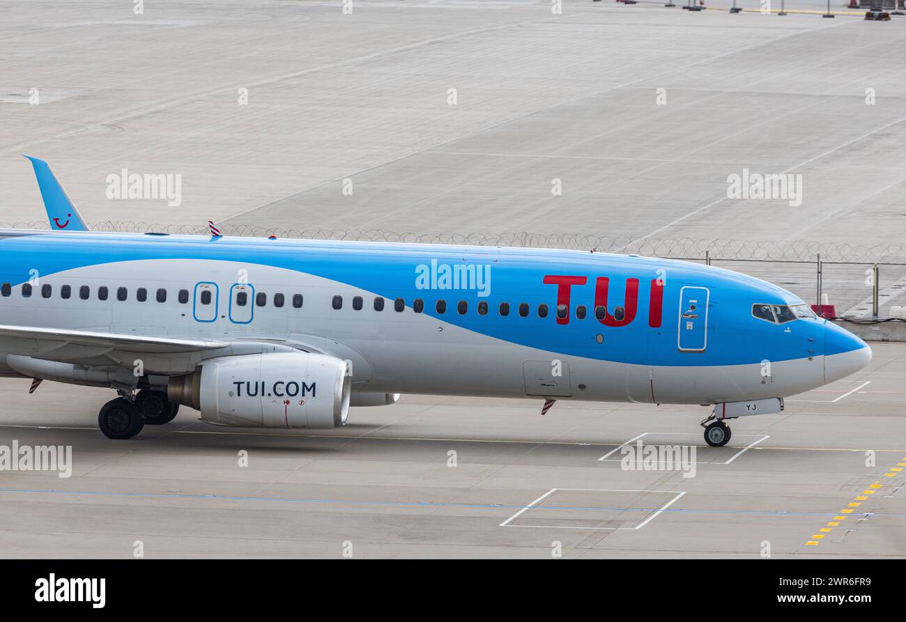 Eine Boeing 737-800 von TUI Fly rollt nach der Landung auf dem Flughafen München zum Terminal. Kennung: D-ATYJ. (München, Deutschland, 29.05.2022) Stockfoto