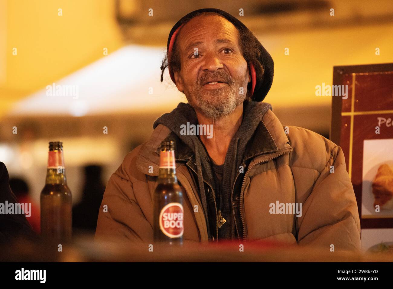 Ein älterer Rastafarier ohne Dach sitzt an der Bar und strahlt Weisheit und Widerstandsfähigkeit aus. Stockfoto