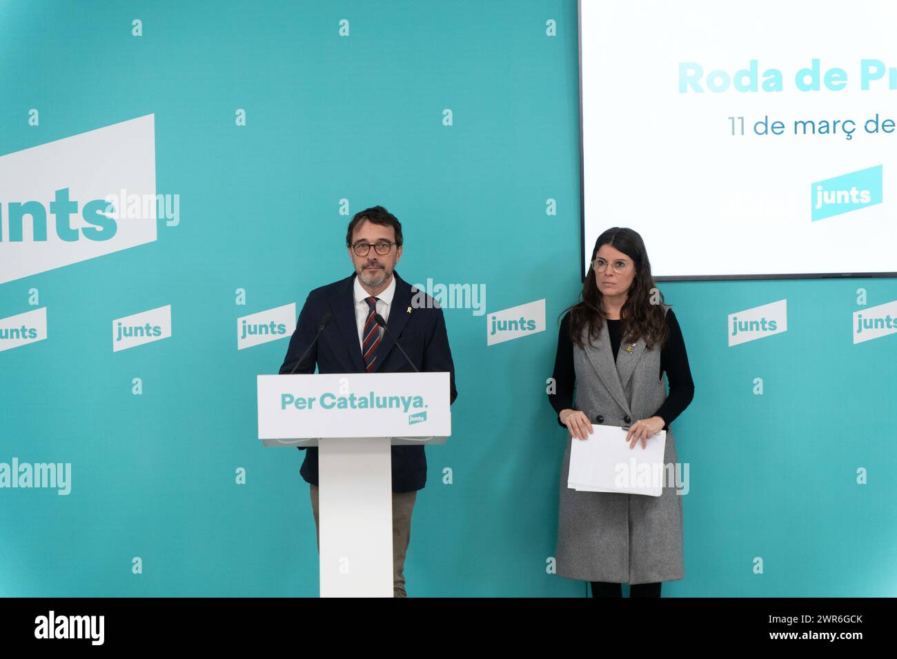 Pressekonferenz der politischen Partei "Junts", auf der sie die in der vergangenen Woche mit der spanischen Regierung erzielte Amnestievereinbarung positiv bewertet haben, obwohl sie betont haben, dass dies nicht bedeutet, dass es sich um eine Regierungsvereinbarung mit der spanischen Regierung handelt. Andererseits haben sie angekündigt, dass die "Junts" eine vollständige Änderung der Haushaltspläne der Generalitat vorgelegt haben. über die am Mittwoch im katalanischen parlament abgestimmt wird, wobei die wenigen Treffen mit der Regierung von Pere Aragones und die Ablehnung des Vorschlags zur Reduzierung von inh kritisiert werden Stockfoto