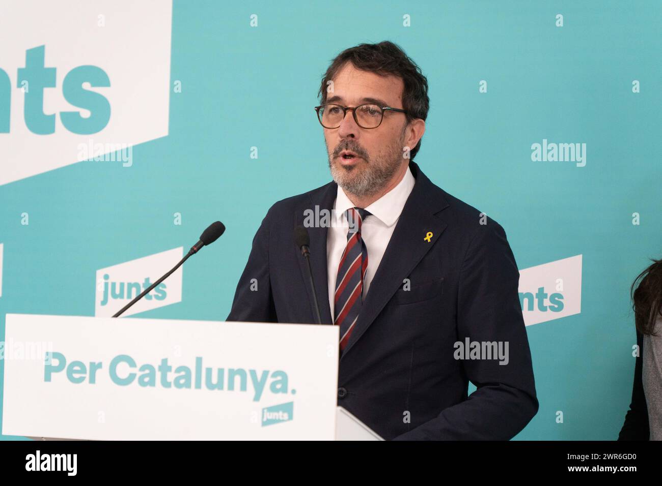 Pressekonferenz der politischen Partei "Junts", auf der sie die in der vergangenen Woche mit der spanischen Regierung erzielte Amnestievereinbarung positiv bewertet haben, obwohl sie betont haben, dass dies nicht bedeutet, dass es sich um eine Regierungsvereinbarung mit der spanischen Regierung handelt. Andererseits haben sie angekündigt, dass die "Junts" eine vollständige Änderung der Haushaltspläne der Generalitat vorgelegt haben. über die am Mittwoch im katalanischen parlament abgestimmt wird, wobei die wenigen Treffen mit der Regierung von Pere Aragones und die Ablehnung des Vorschlags zur Reduzierung von inh kritisiert werden Stockfoto