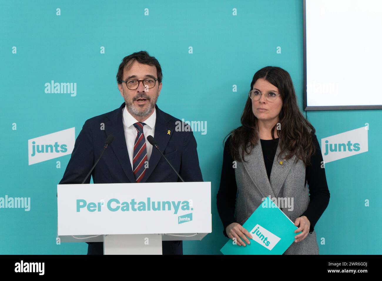 Pressekonferenz der politischen Partei "Junts", auf der sie die in der vergangenen Woche mit der spanischen Regierung erzielte Amnestievereinbarung positiv bewertet haben, obwohl sie betont haben, dass dies nicht bedeutet, dass es sich um eine Regierungsvereinbarung mit der spanischen Regierung handelt. Andererseits haben sie angekündigt, dass die "Junts" eine vollständige Änderung der Haushaltspläne der Generalitat vorgelegt haben. über die am Mittwoch im katalanischen parlament abgestimmt wird, wobei die wenigen Treffen mit der Regierung von Pere Aragones und die Ablehnung des Vorschlags zur Reduzierung von inh kritisiert werden Stockfoto