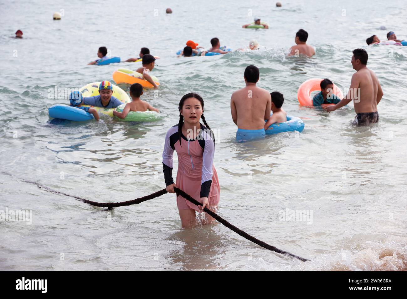 Leute schwimmen am Strand in der Yalong Bucht der Insel Hainan Stockfoto