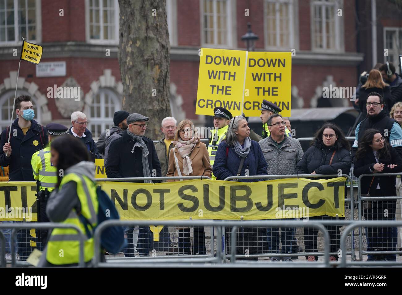 Demonstranten vor der Westminster Abbey in London vor dem jährlichen Commonwealth Day Service. Bilddatum: Montag, 11. März 2024. Stockfoto