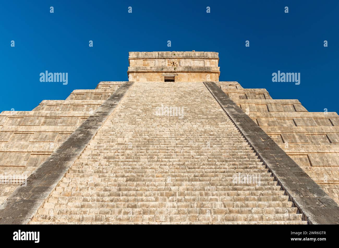 Stufen der Kukulkan maya Pyramide, Chichen Itza, Yucatan, Mexiko. Stockfoto