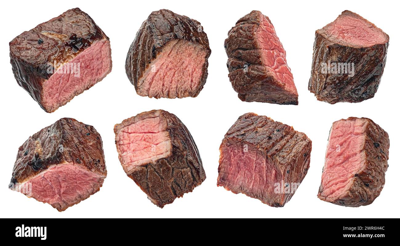 Mittelseltene Steakstücke, geschnittene gegrillte Rindfleischwürfel auf weißem Hintergrund Stockfoto