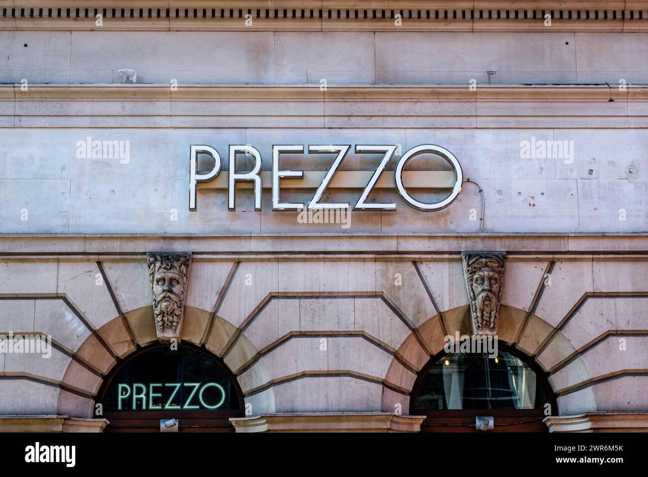 City of Westminster, London, Großbritannien, 08. März 2024, Prezzo Pizza Restaurant im italienischen Stil, St. Martins Lane Einzelhandelskette Shop Front Stockfoto