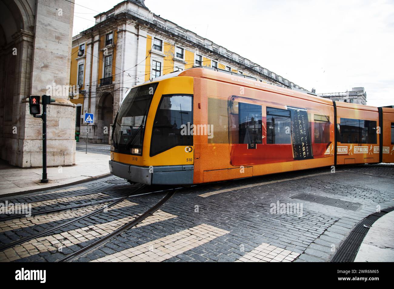 Eine Straßenbahn gleitet durch die belebten Straßen der Innenstadt von Lissabon und bietet einen bezaubernden Einblick in die lebhafte Atmosphäre der Stadt Stockfoto