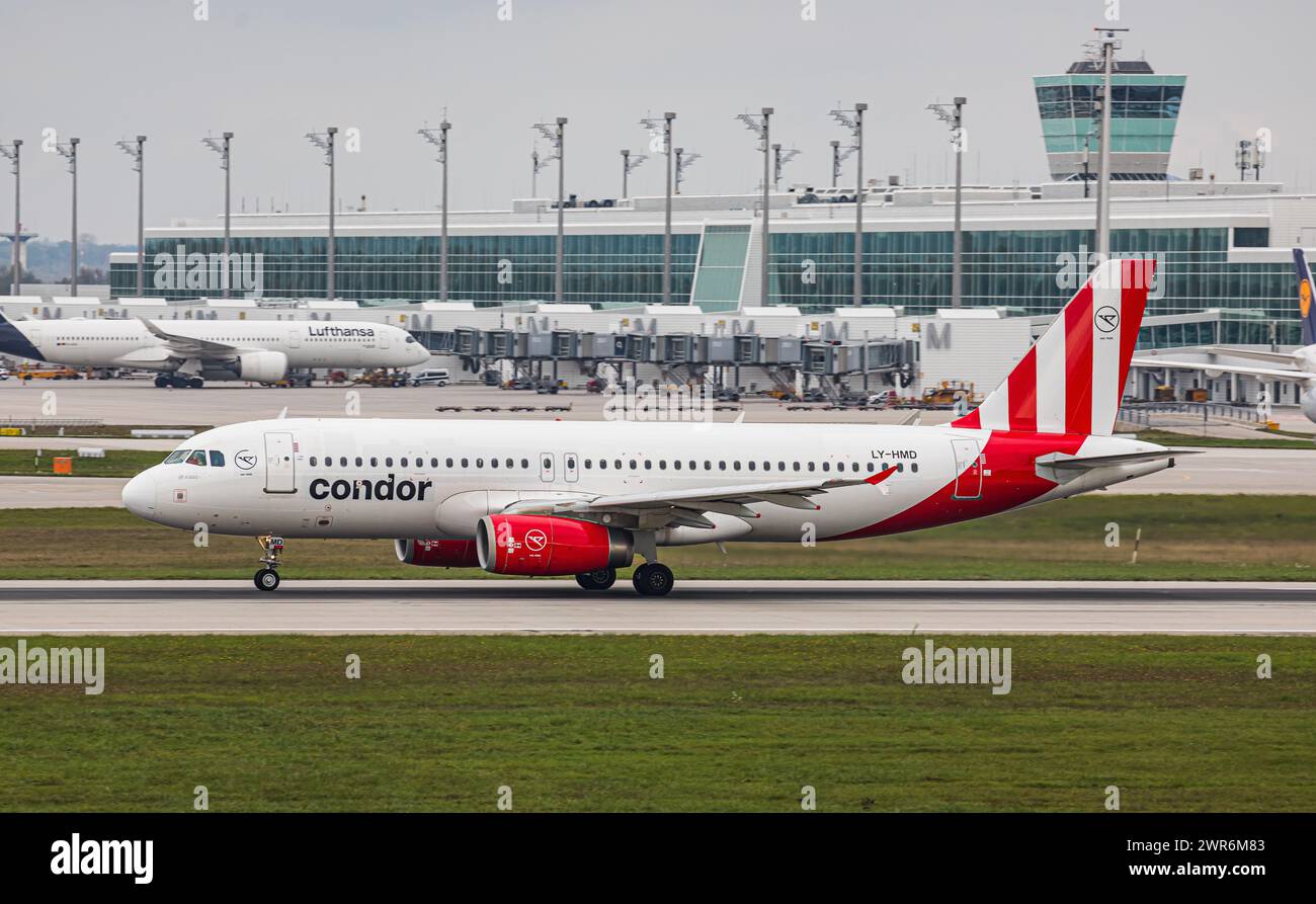 Ein Airbus A320-233 in der Bemalung der deutschen Fluggesellschaft Condor startete von der Südbahn des Flughafens München. Operativ wird das Flugzeug du Stockfoto