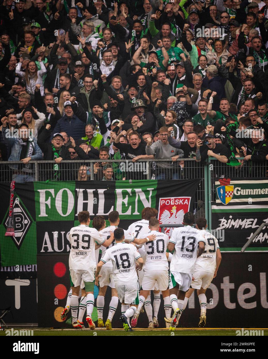 Mönchengladbach Deutschland. März 2024. Torjubel: Robin Hack (BMG) feiert mit Fans Borussia Mönchengladbach - 1. FC Köln 09.03.2024 Copyright (nur Stockfoto