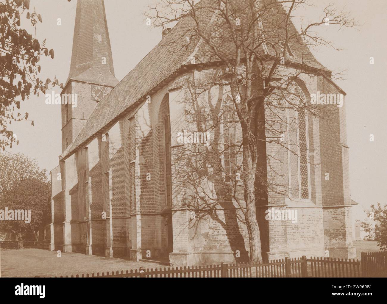 Blick auf die Dorpskerk oder Antoniuskerk in Vorden, anoniem (Monumentenzorg), (zugeschrieben), Vorden, 1986 - 1896, fotografischer Träger, Höhe 168 mm x Breite 228 mm, Foto Stockfoto