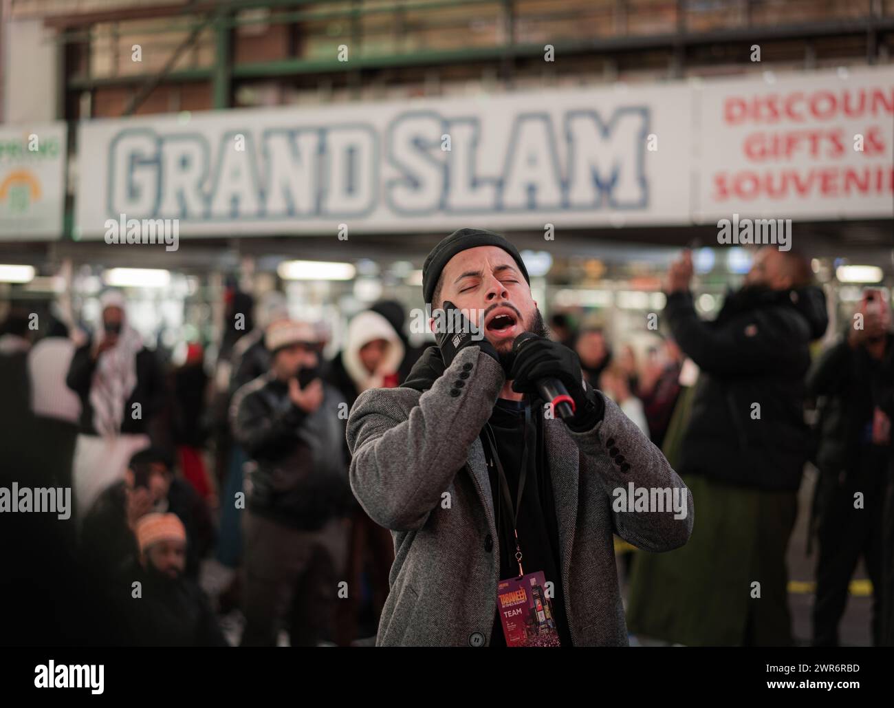 New York City, USA. März 2024. Faisal Latif leitete das Gebet, als sich die muslime am Times Square New York City, NY, zum ersten Taraweeh-Gebet am Ramadan am 10. März 2024 versammelten. (Foto: Steve Sanchez/SIPA USA). Quelle: SIPA USA/Alamy Live News Stockfoto