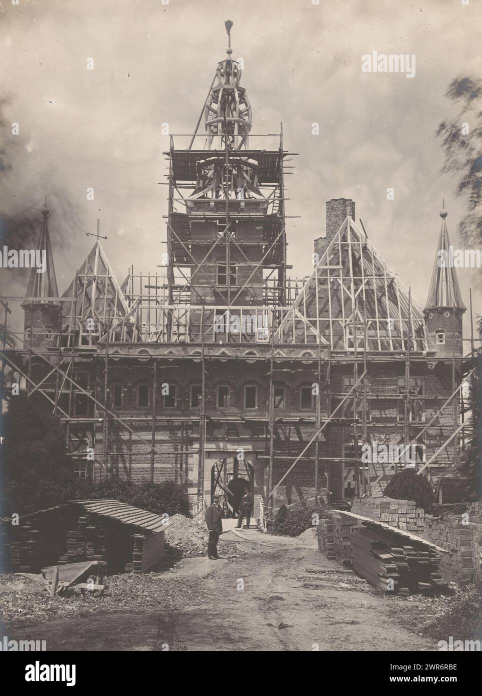 Rekonstruktion der Burg Wijchen, anoniem (Monumentenzorg), (zugeschrieben), Wijchen, 1908, fotografischer Träger, Gelatinedruck, Höhe 217 mm x Breite 162 mm, Foto Stockfoto